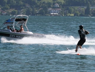  Educational lesson in water skiing 